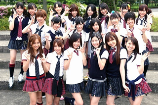 Illustration for article titled Akihabara Girl Group Singing Dragon Ball Song